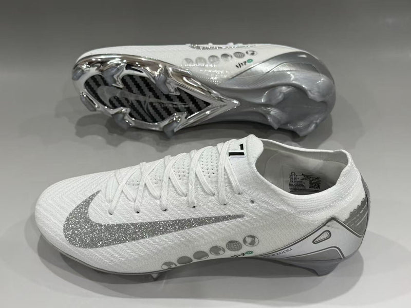 CHUTEIRA NIKE AIR ZOOM MERCURIAL VAPOR 16 ELITE CAMPO "VINI JR" - BRANCA E CINZA