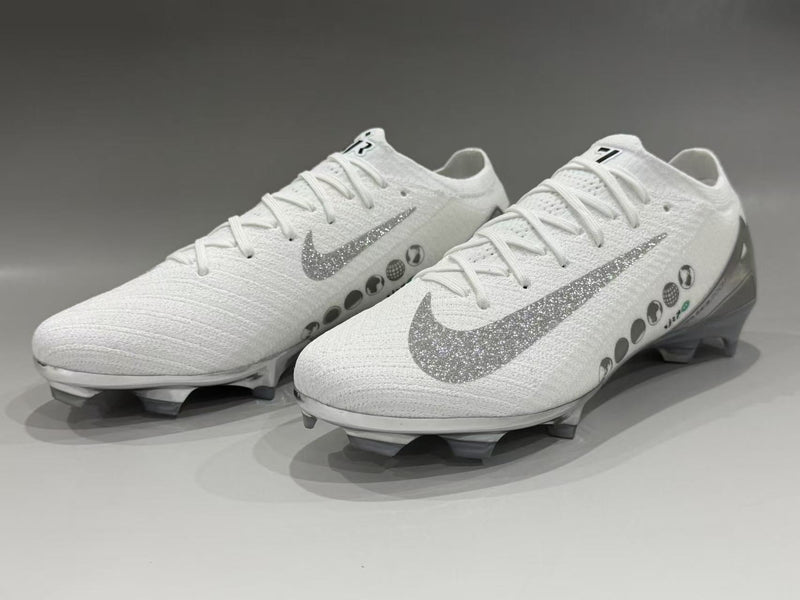CHUTEIRA NIKE AIR ZOOM MERCURIAL VAPOR 16 ELITE CAMPO "VINI JR" - BRANCA E CINZA