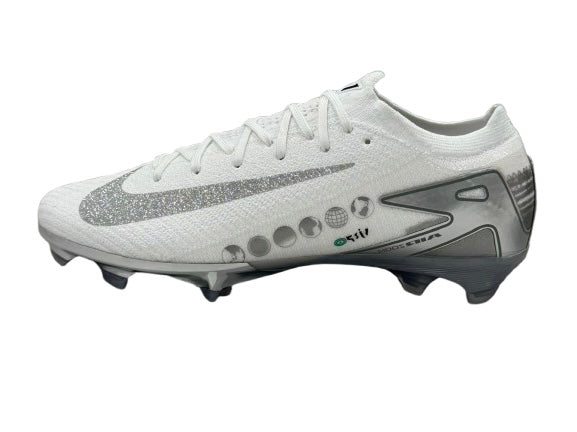 CHUTEIRA NIKE AIR ZOOM MERCURIAL VAPOR 16 ELITE CAMPO "VINI JR" - BRANCA E CINZA