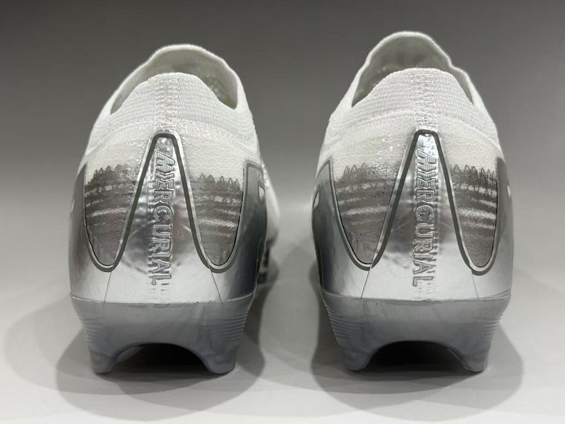 CHUTEIRA NIKE AIR ZOOM MERCURIAL VAPOR 16 ELITE CAMPO "VINI JR" - BRANCA E CINZA