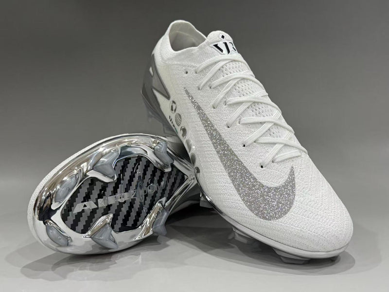 CHUTEIRA NIKE AIR ZOOM MERCURIAL VAPOR 16 ELITE CAMPO "VINI JR" - BRANCA E CINZA