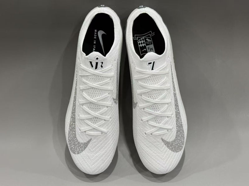 CHUTEIRA NIKE AIR ZOOM MERCURIAL VAPOR 16 ELITE CAMPO "VINI JR" - BRANCA E CINZA