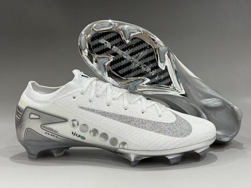 CHUTEIRA NIKE AIR ZOOM MERCURIAL VAPOR 16 ELITE CAMPO "VINI JR" - BRANCA E CINZA