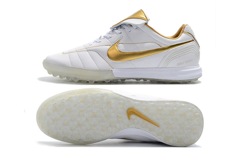 CHUTEIRA NIKE TIEMPO LEGEND 7 SOCIETY - BRANCA E DOURADA
