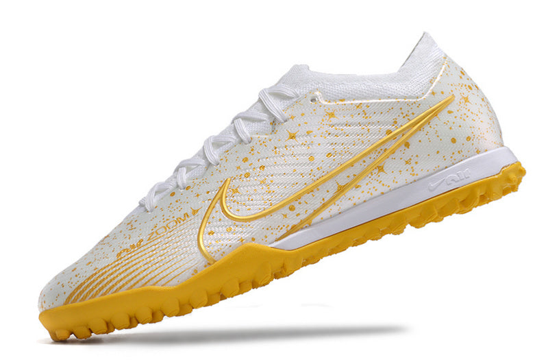 CHUTEIRA NIKE MERCURIAL AIR ZOOM VAPOR 15 ELITE SOCIETY - BRANCA E DOURADA