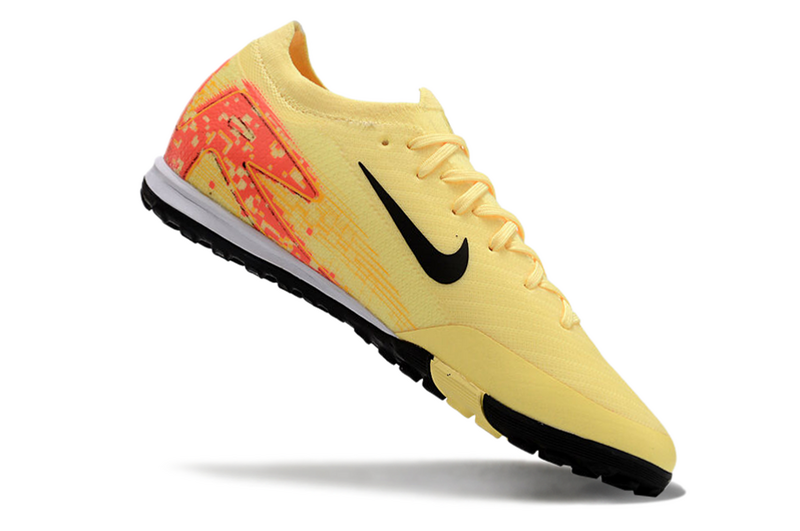 CHUTEIRA NIKE MERCURIAL AIR ZOOM VAPOR 16 ELITE SOCIETY "KYLIAN MBAPPÉ" - AMARELA, PRETA  E LARANJA
