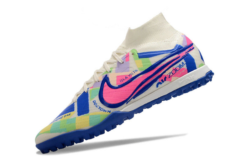 CHUTEIRA NIKE MERCURIAL AIR ZOOM SUPERFLY 9 ELITE SOCIETY "SOCAL" - BRANCA, AZUL E ROSA