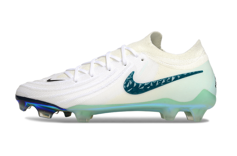 CHUTEIRA NIKE PHANTOM GX II ELITE CAMPO "CHROMATIC" - BRANCA E VERDE
