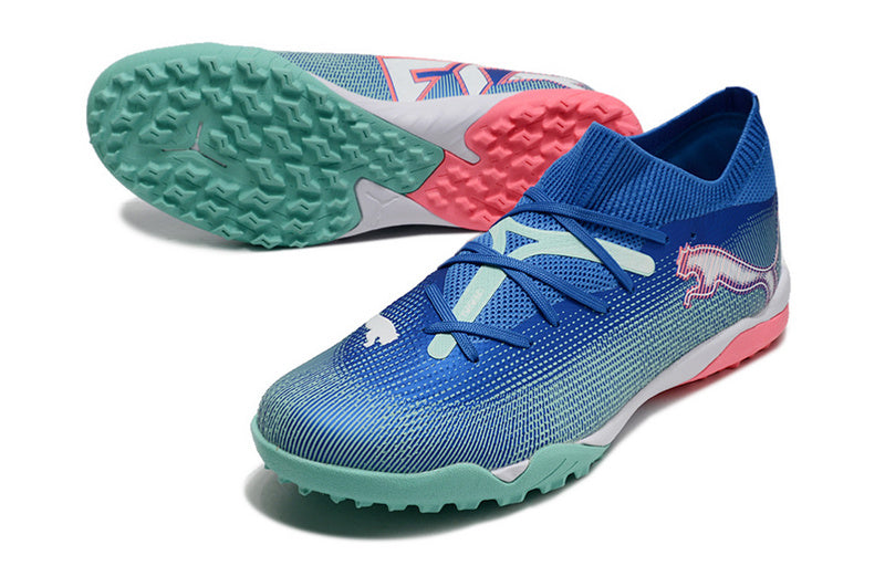 CHUTEIRA PUMA FUTURE 7 ULTIMATE SOCIETY - AZUL E ROSA