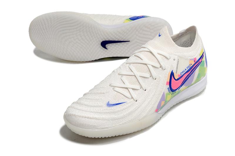 CHUTEIRA NIKE PHANTOM GX II ELITE FUTSAL - BRANCA, AZUL E ROSA