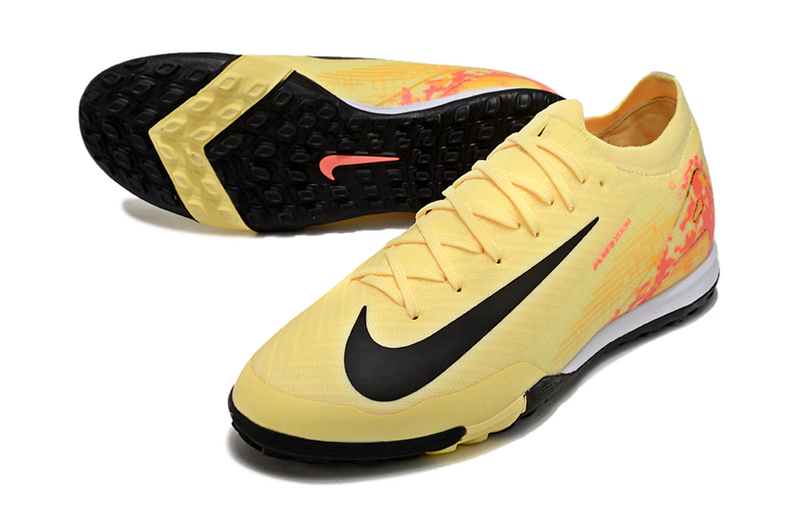 CHUTEIRA NIKE MERCURIAL AIR ZOOM VAPOR 16 ELITE SOCIETY "KYLIAN MBAPPÉ" - AMARELA, PRETA  E LARANJA