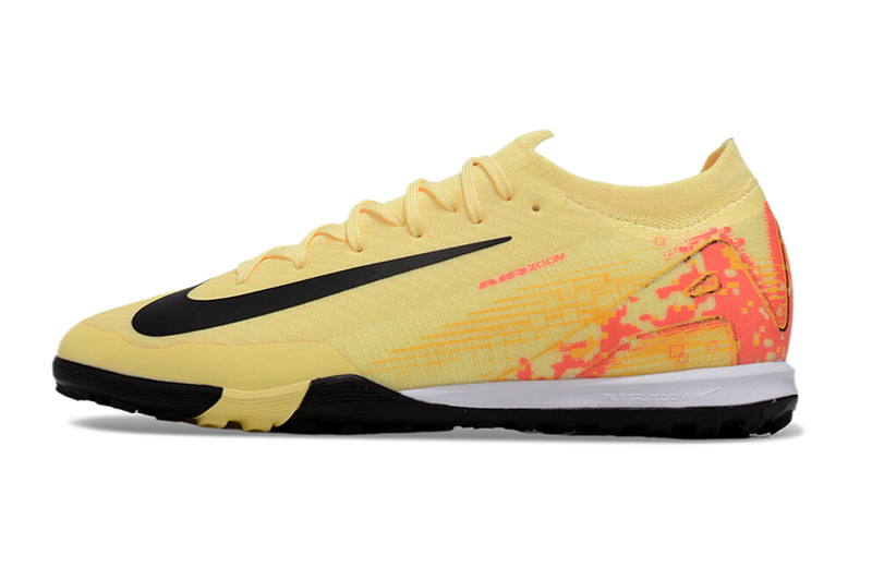 CHUTEIRA NIKE MERCURIAL AIR ZOOM VAPOR 16 ELITE SOCIETY "KYLIAN MBAPPÉ" - AMARELA, PRETA  E LARANJA